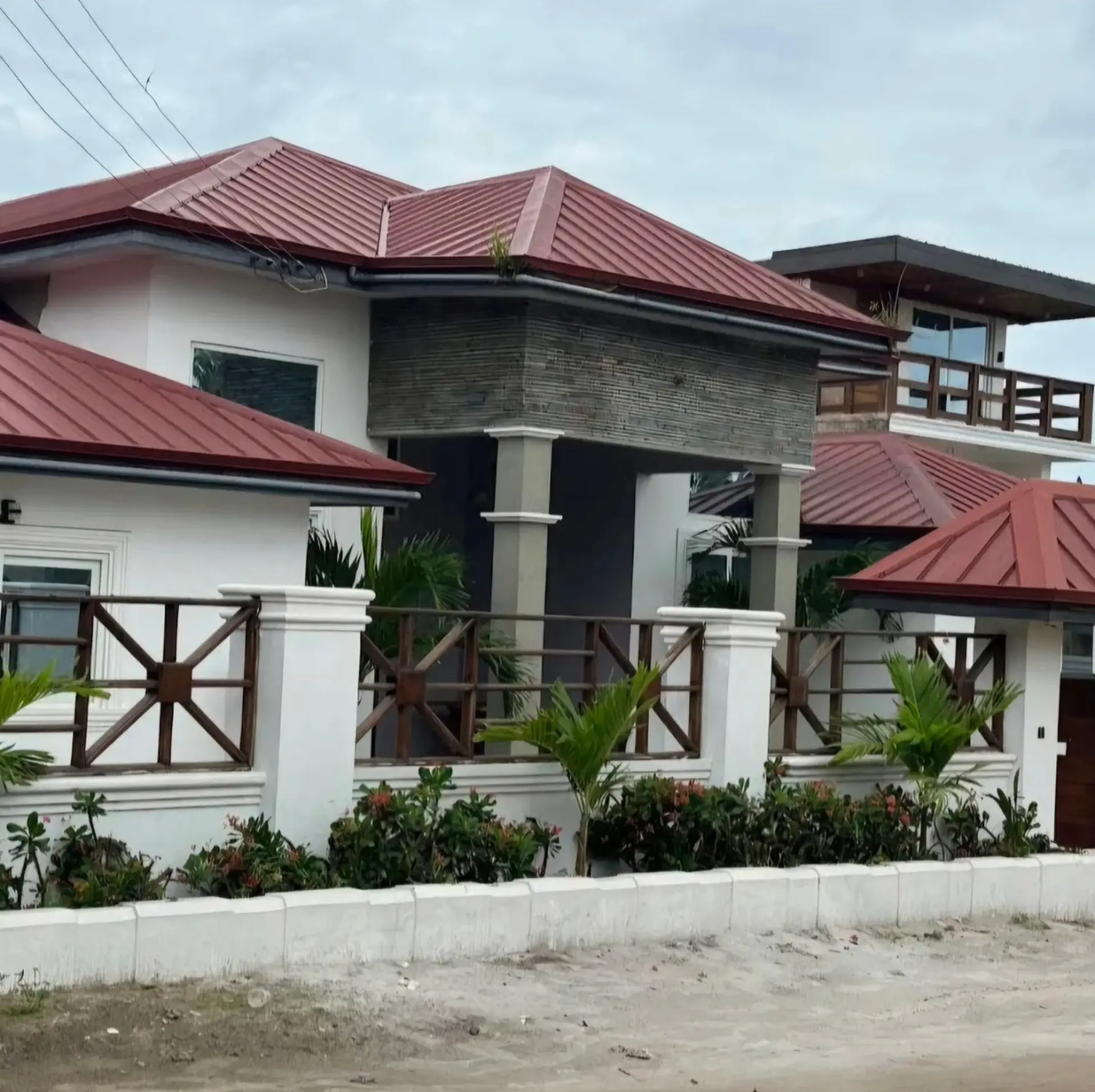 Suhone Villa, a white villa with a red roof at Eikwe